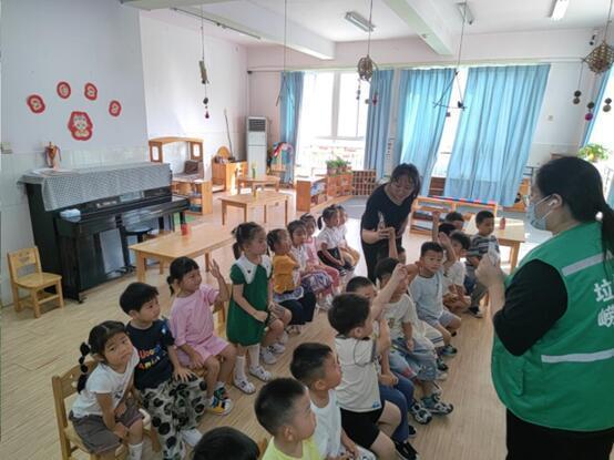 童趣课堂解锁垃圾分类绿意童心共筑绿色未来